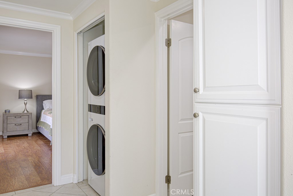 2372 Via Mariposa W B