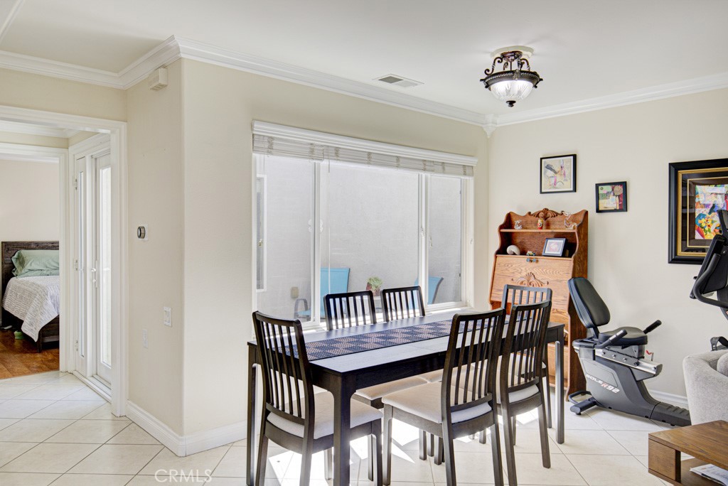 2372 Via Mariposa W B