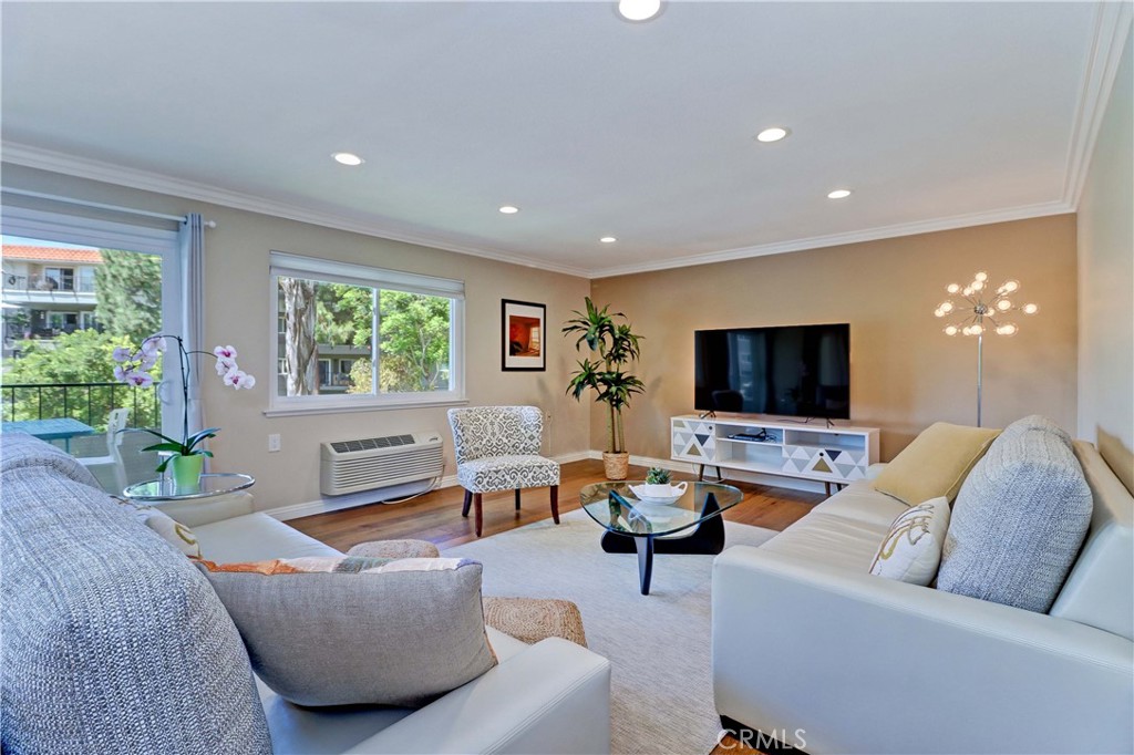 2394 Via Mariposa W 1D