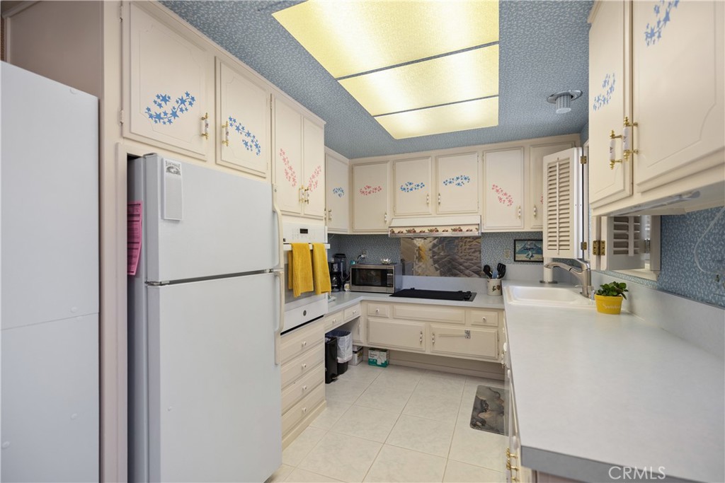 2348 Via Mariposa West B