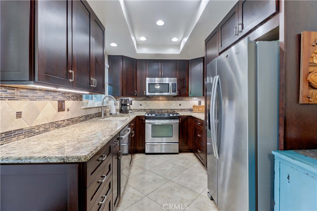 2273 Via Mariposa E C