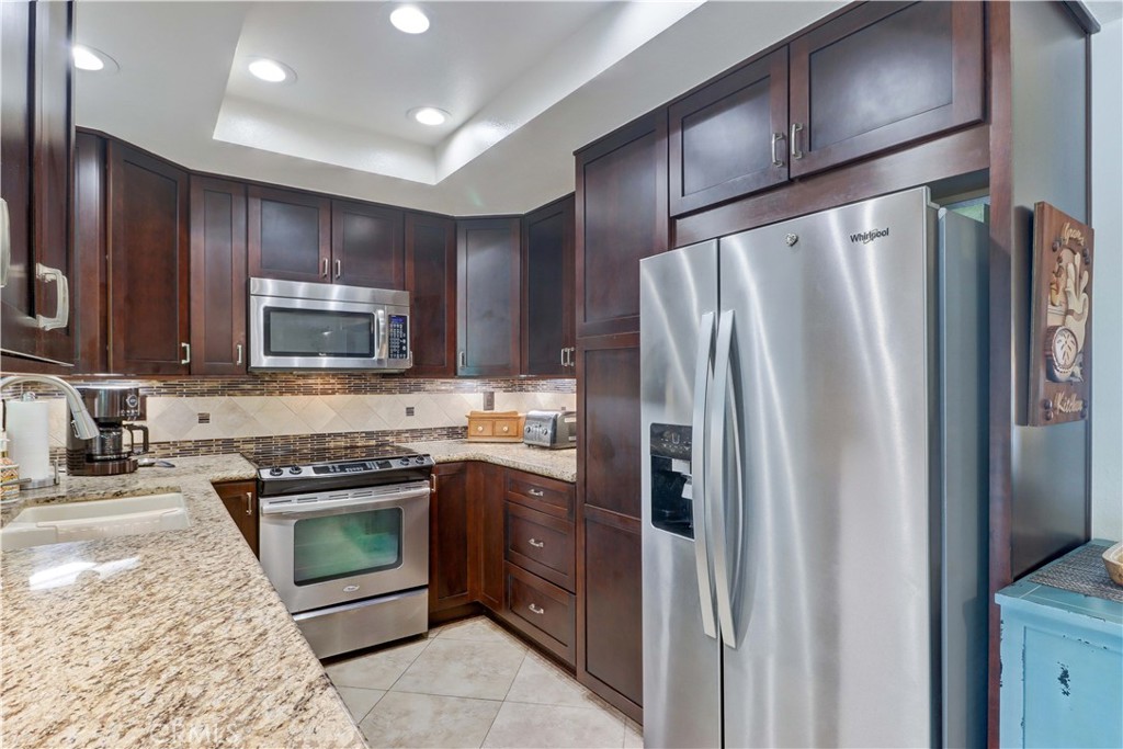 2273 Via Mariposa E C