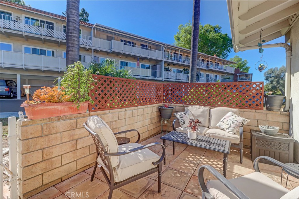 2273 Via Mariposa E C