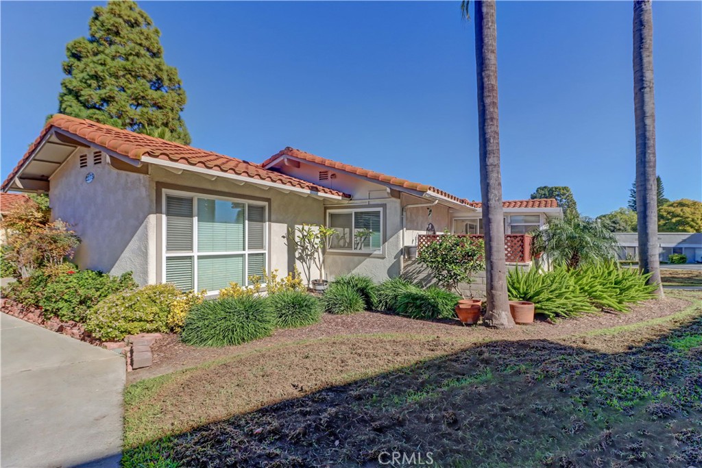 2273 Via Mariposa E C