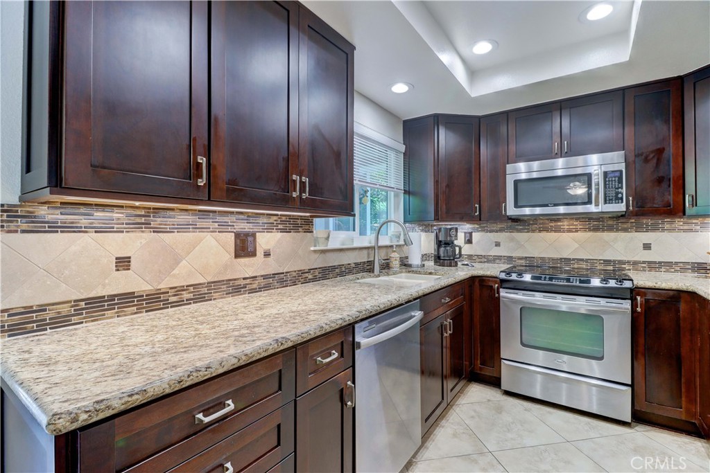 2273 Via Mariposa E C