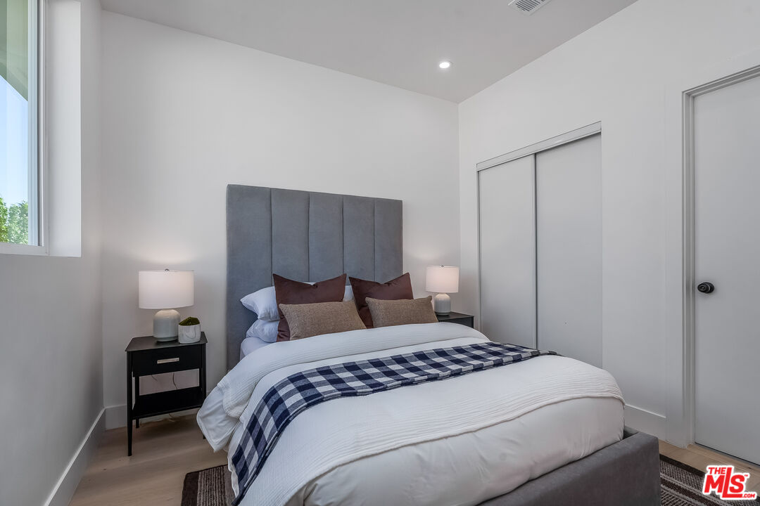 5832 David Ave Unit: 1/2