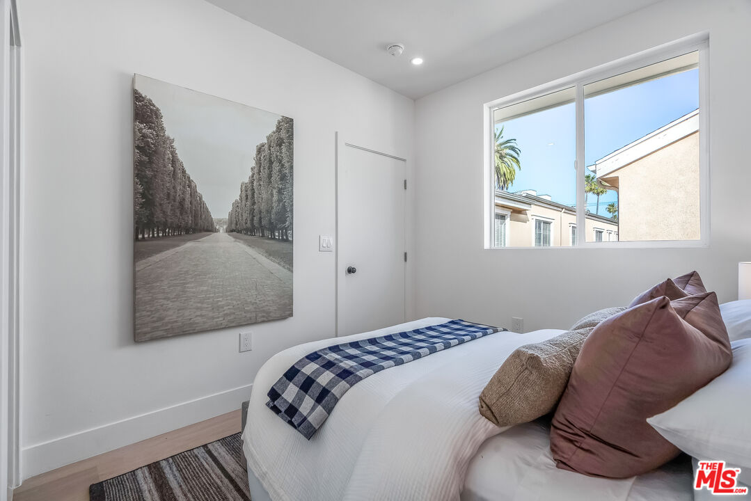 5832 David Ave Unit: 1/2