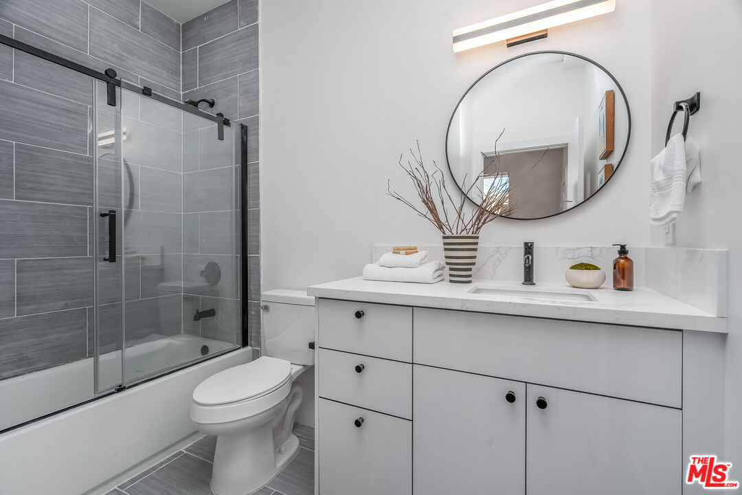 5832 David Ave Unit: 1/2