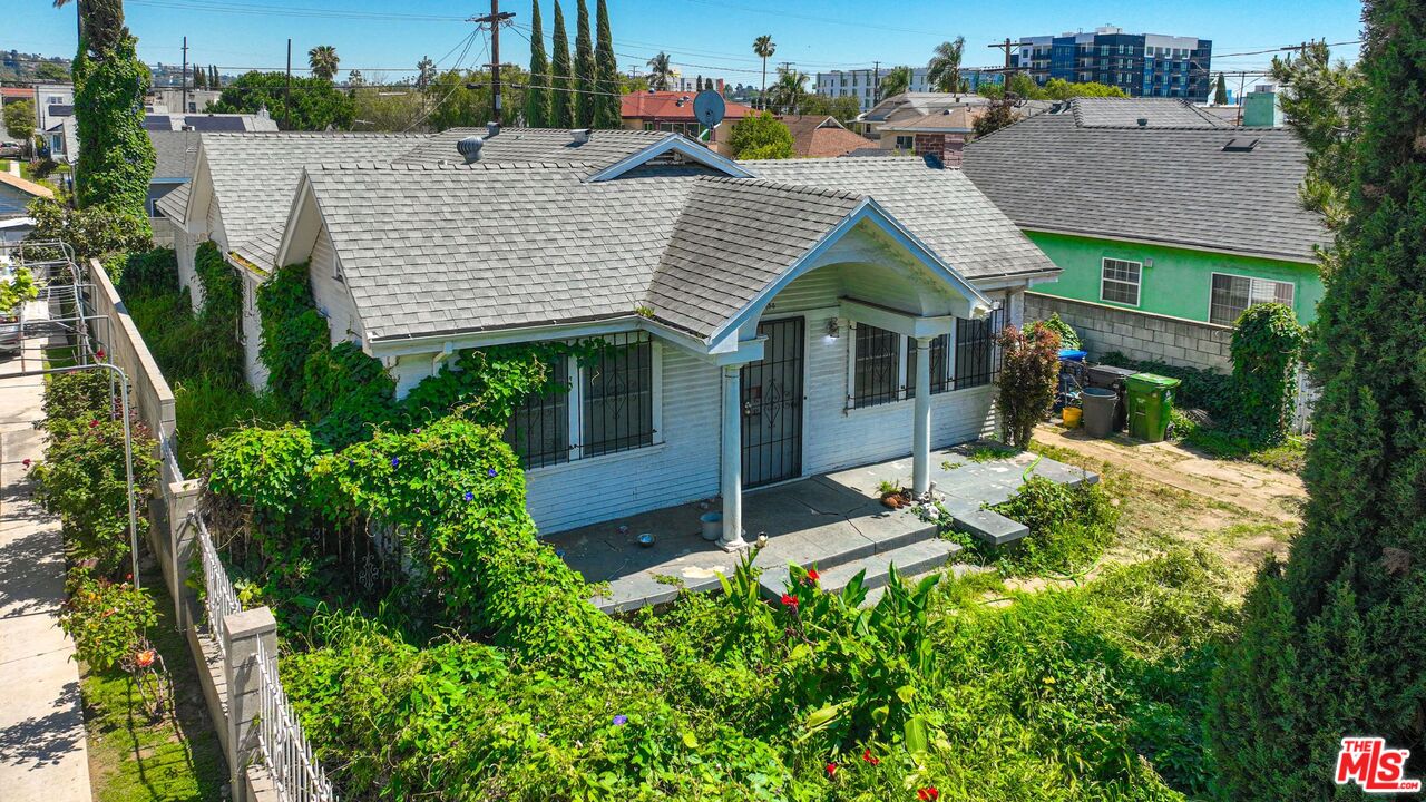 1154 N Heliotrope Dr