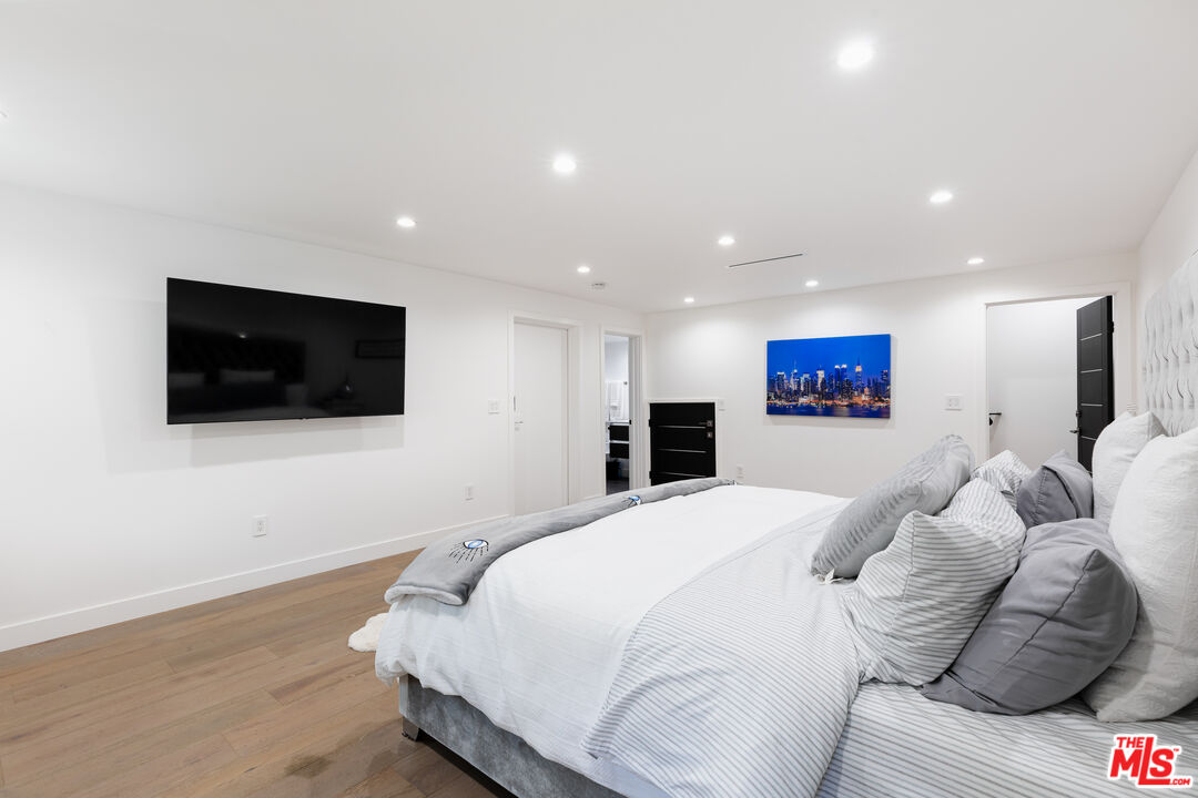 18721 Hatteras St Unit: 10