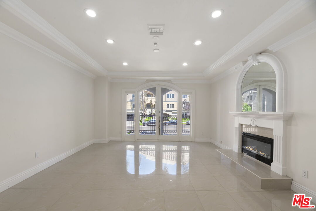 11952 Montana Ave Unit: 101