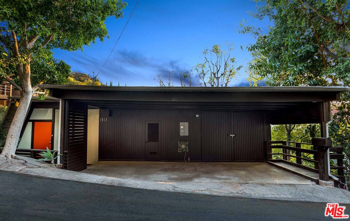 7912 Willow Glen Rd