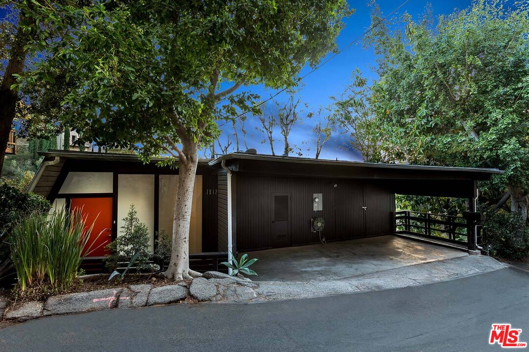 7912 Willow Glen Rd