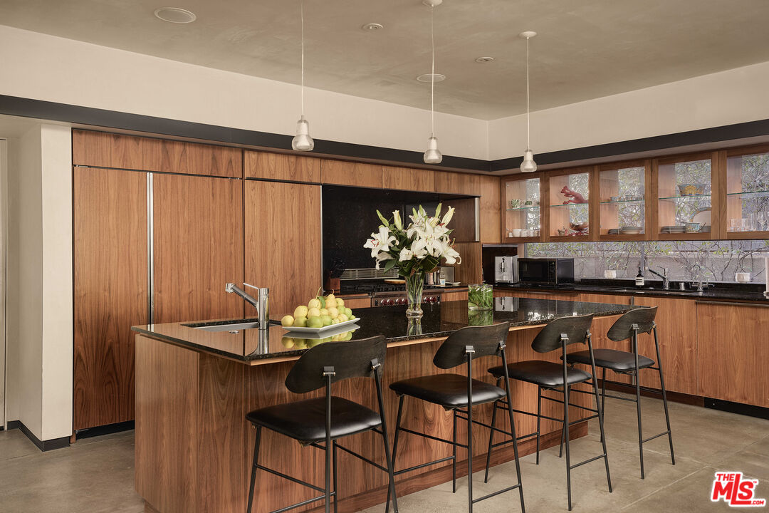 2496 Mandeville Canyon Rd