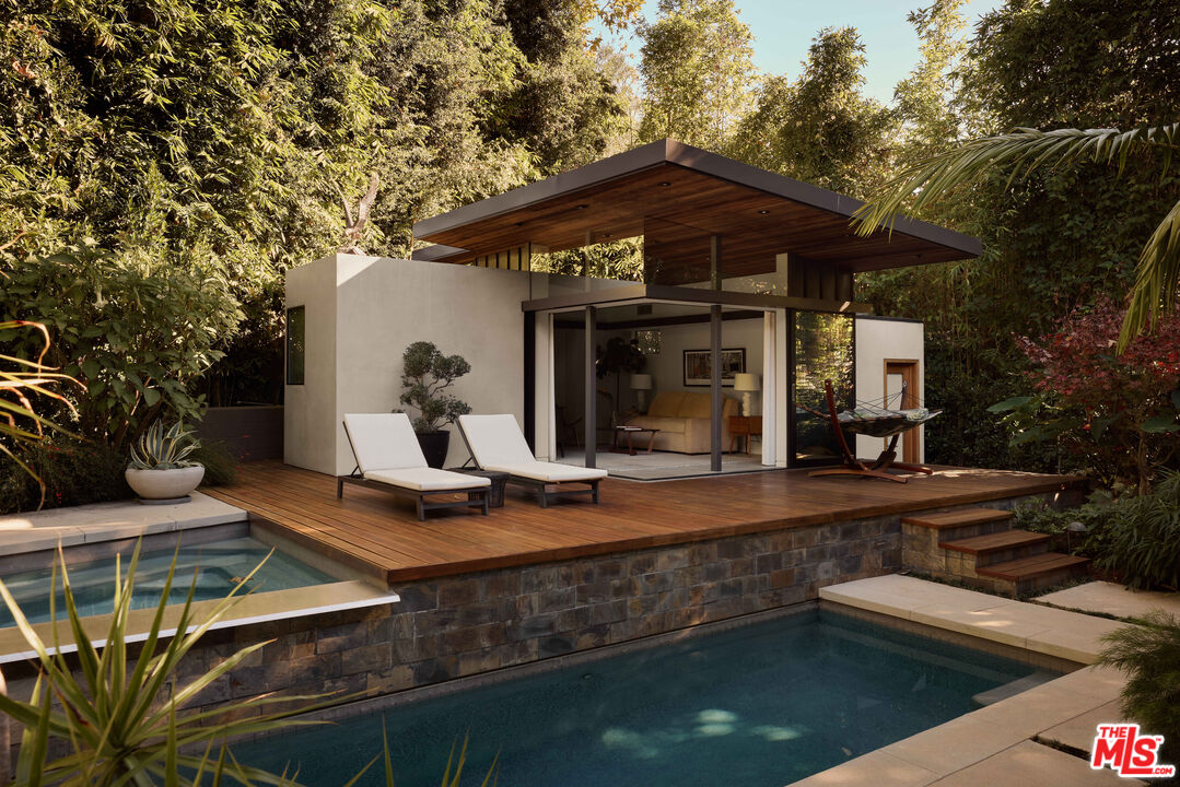 2496 Mandeville Canyon Rd