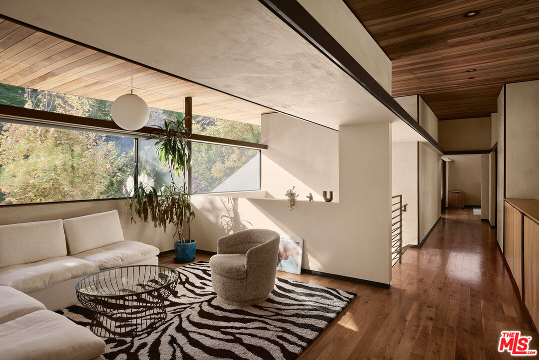 2496 Mandeville Canyon Rd