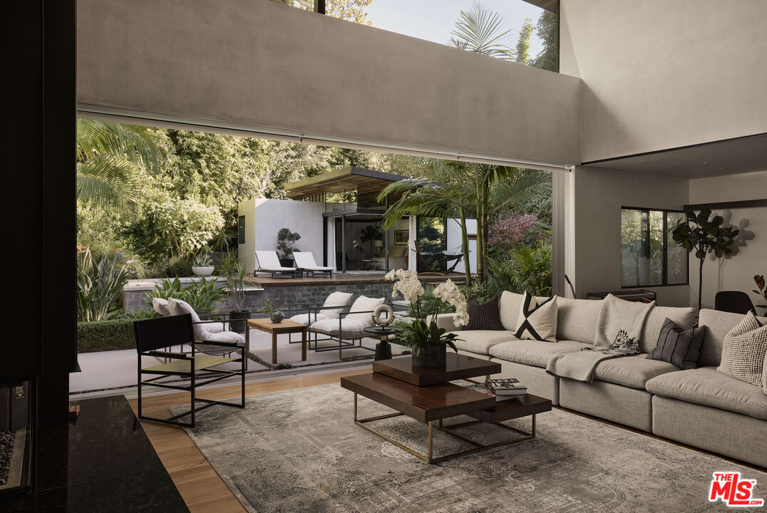 2496 Mandeville Canyon Rd