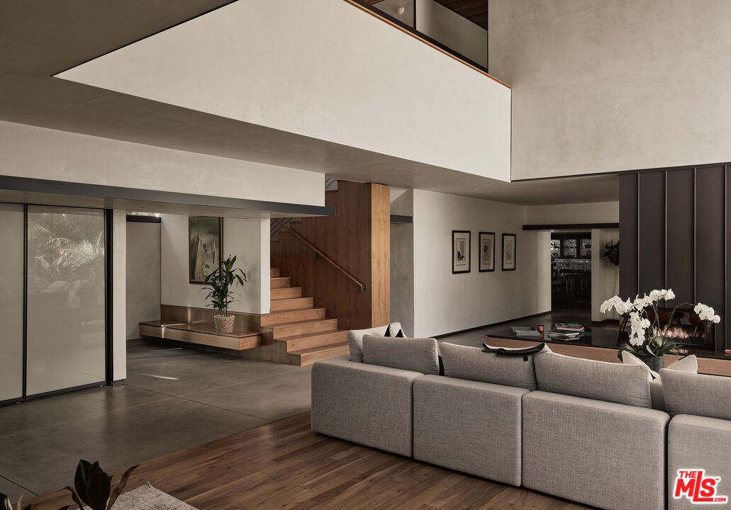 2496 Mandeville Canyon Rd