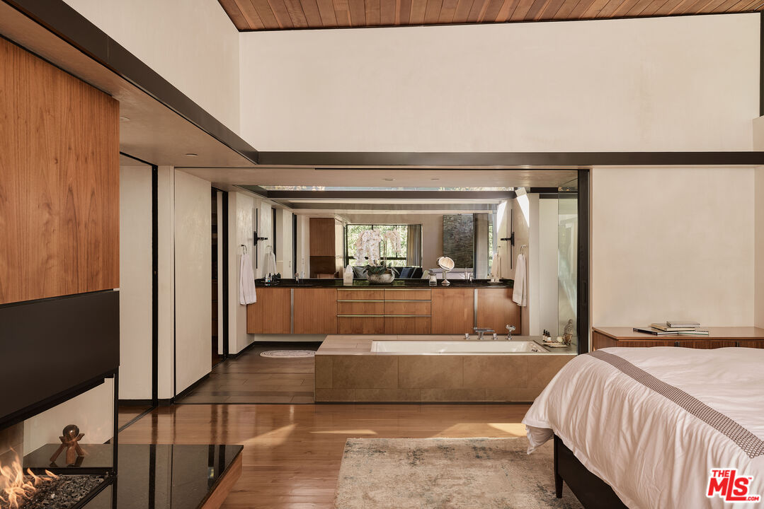 2496 Mandeville Canyon Rd