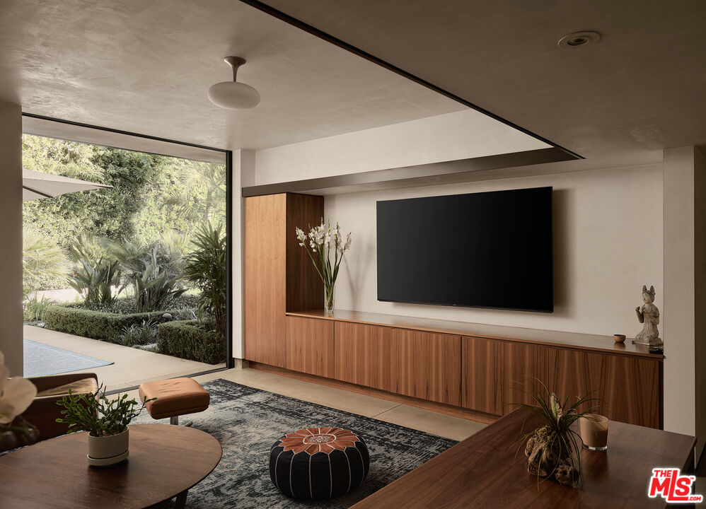 2496 Mandeville Canyon Rd