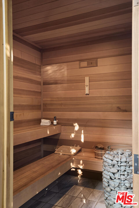 2496 Mandeville Canyon Rd