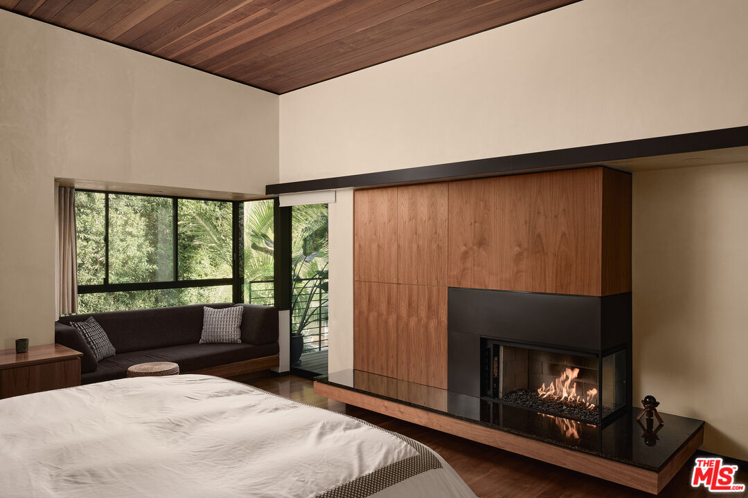 2496 Mandeville Canyon Rd