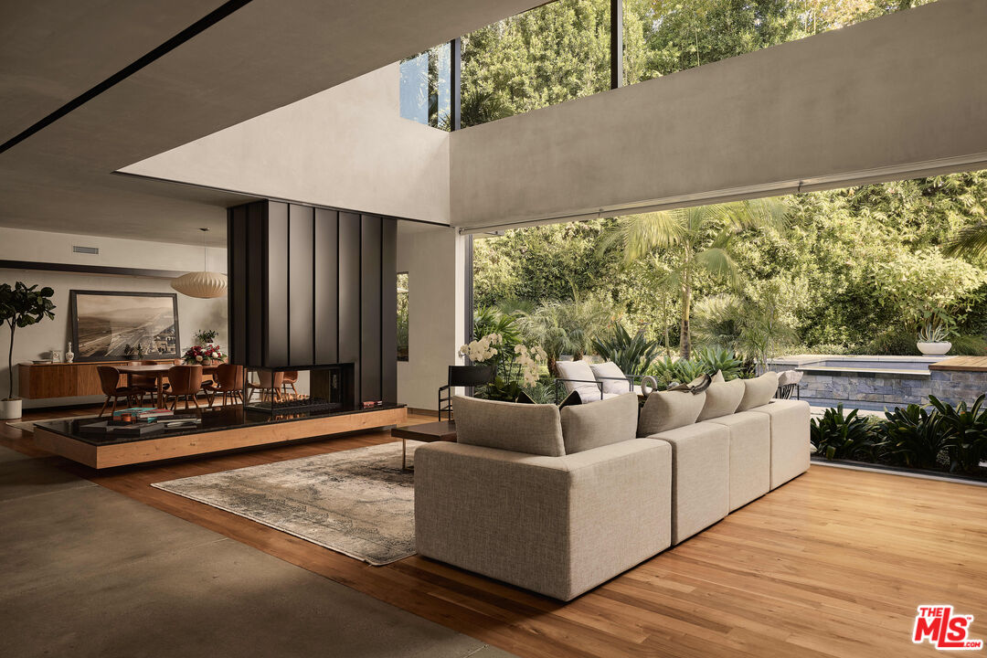 2496 Mandeville Canyon Rd