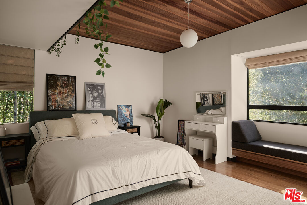 2496 Mandeville Canyon Rd