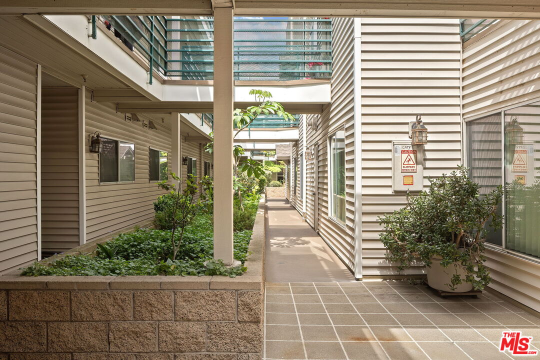 2706 Honolulu Ave Unit: 105