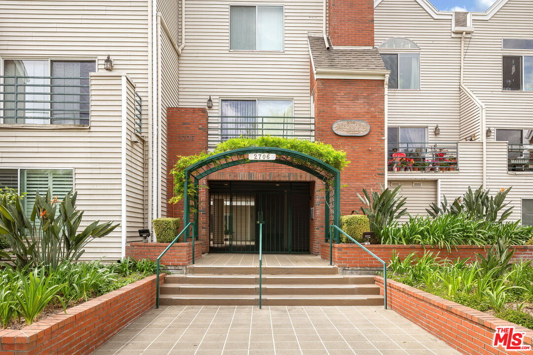 2706 Honolulu Ave Unit: 105