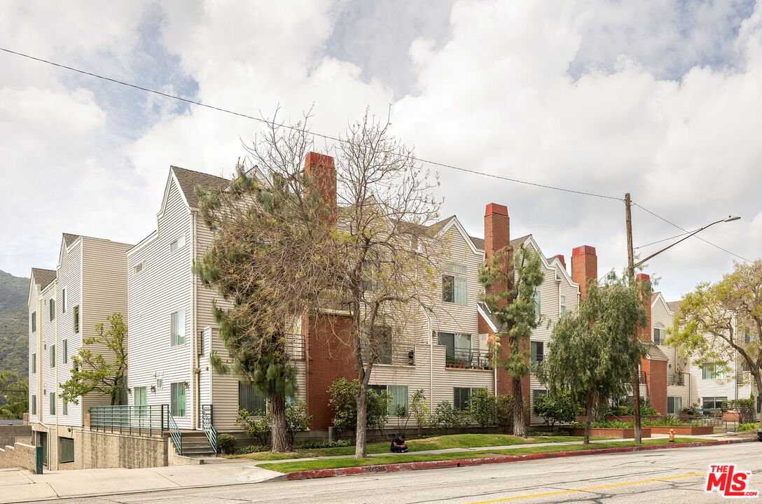 2706 Honolulu Ave Unit: 105