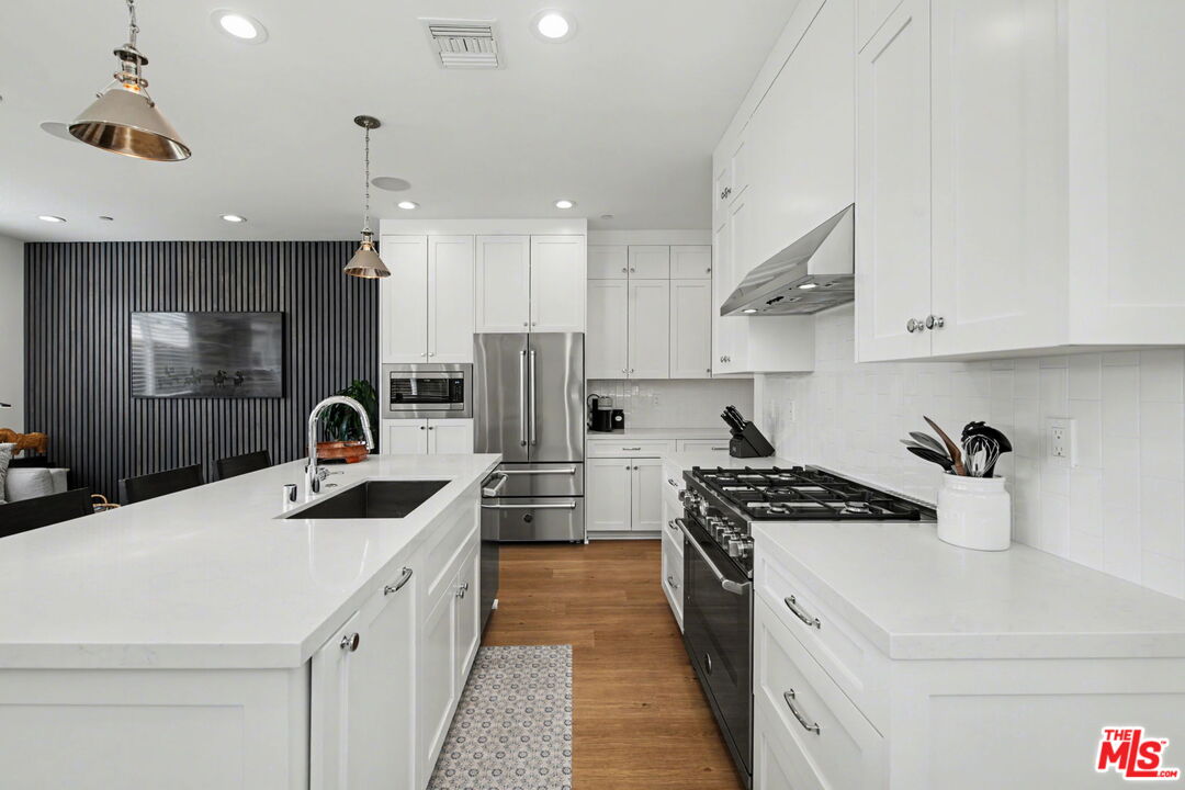 1207 N Commonwealth Ave