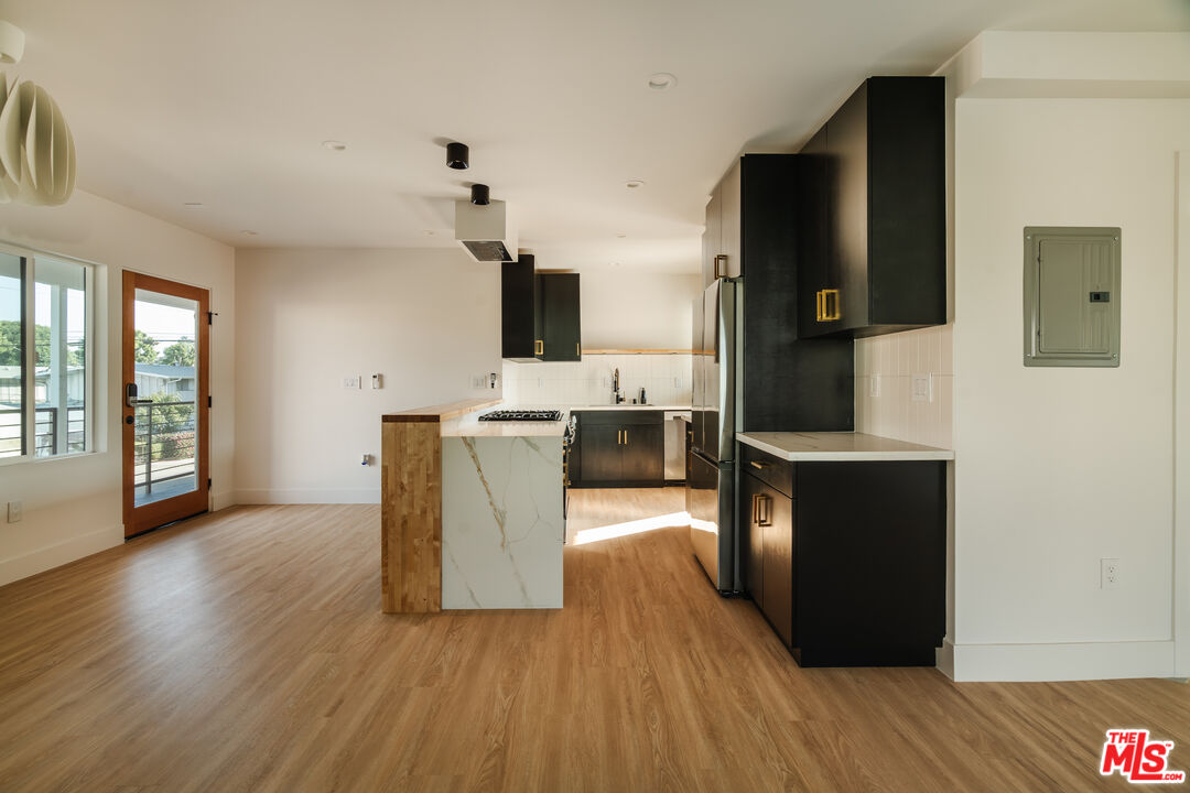 4015 Grand View Blvd