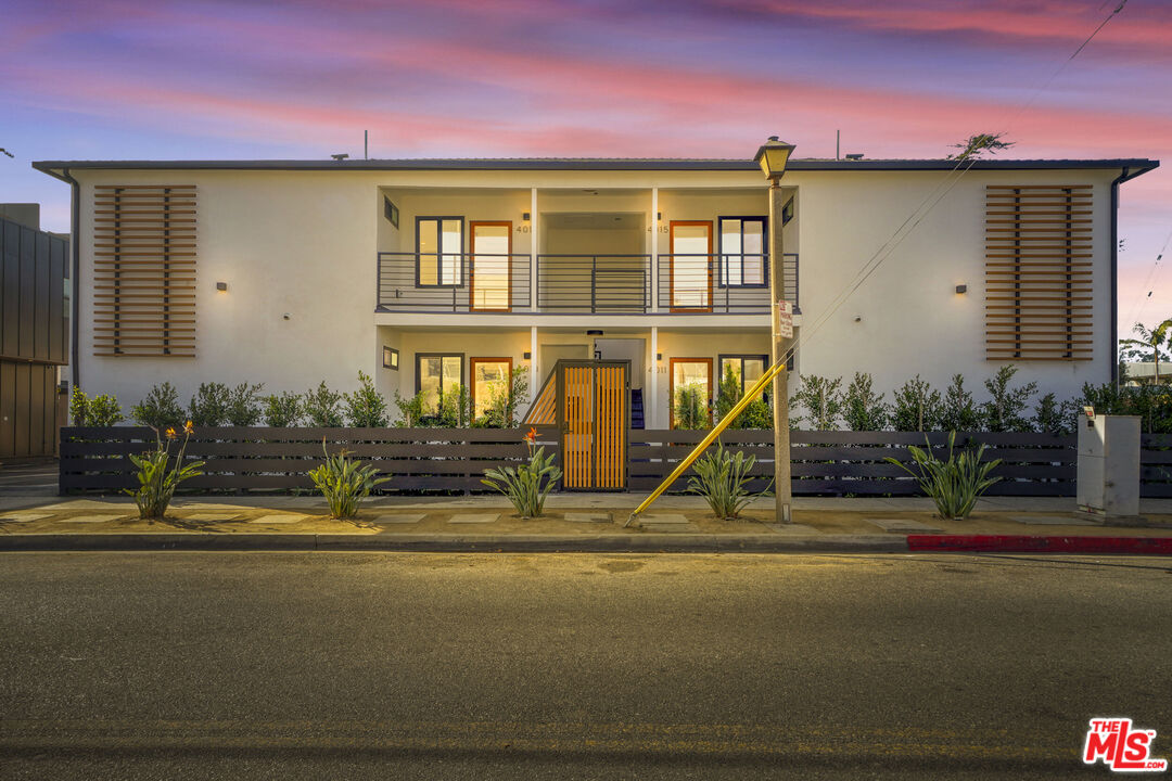 4015 Grand View Blvd