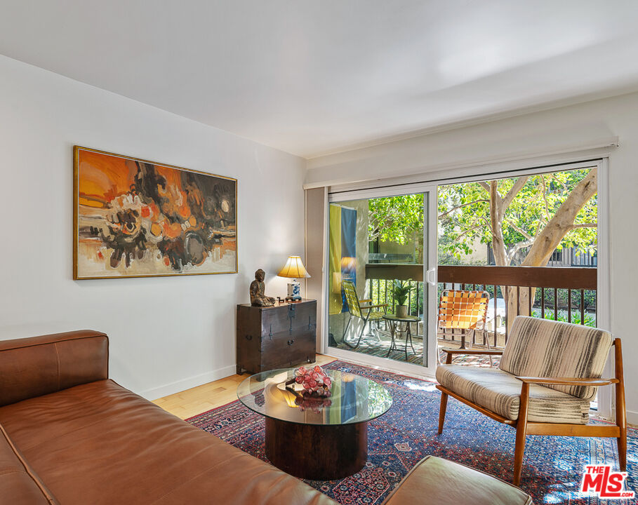 950 N Kings Rd Unit: 106