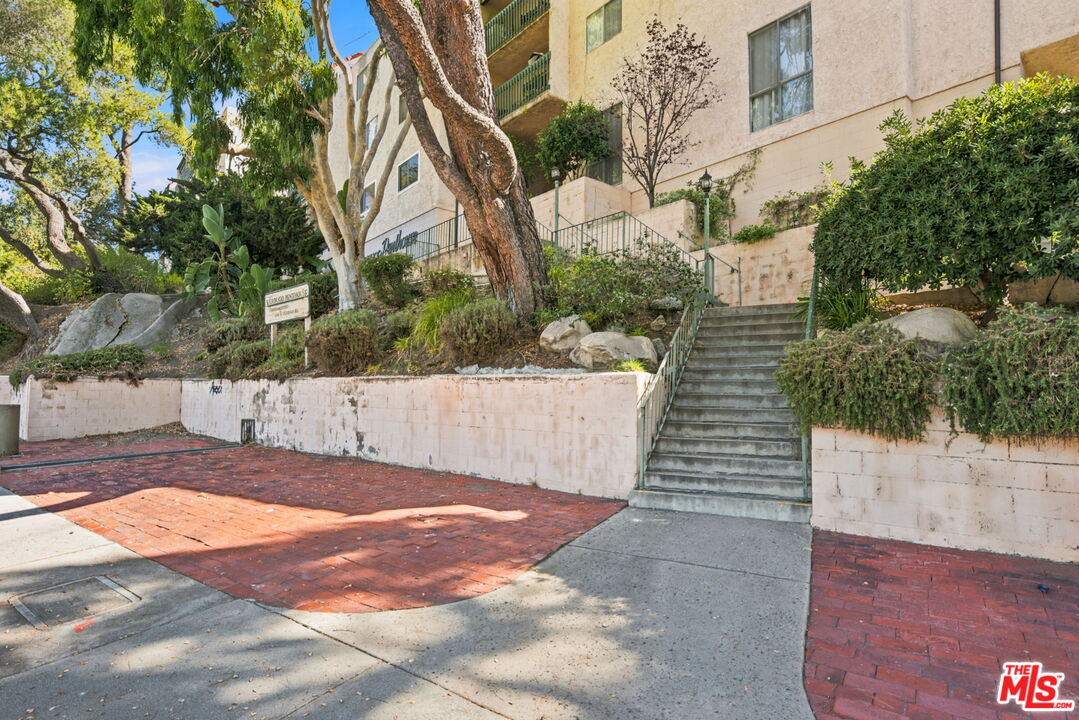 2940 N Verdugo Rd Unit: 213
