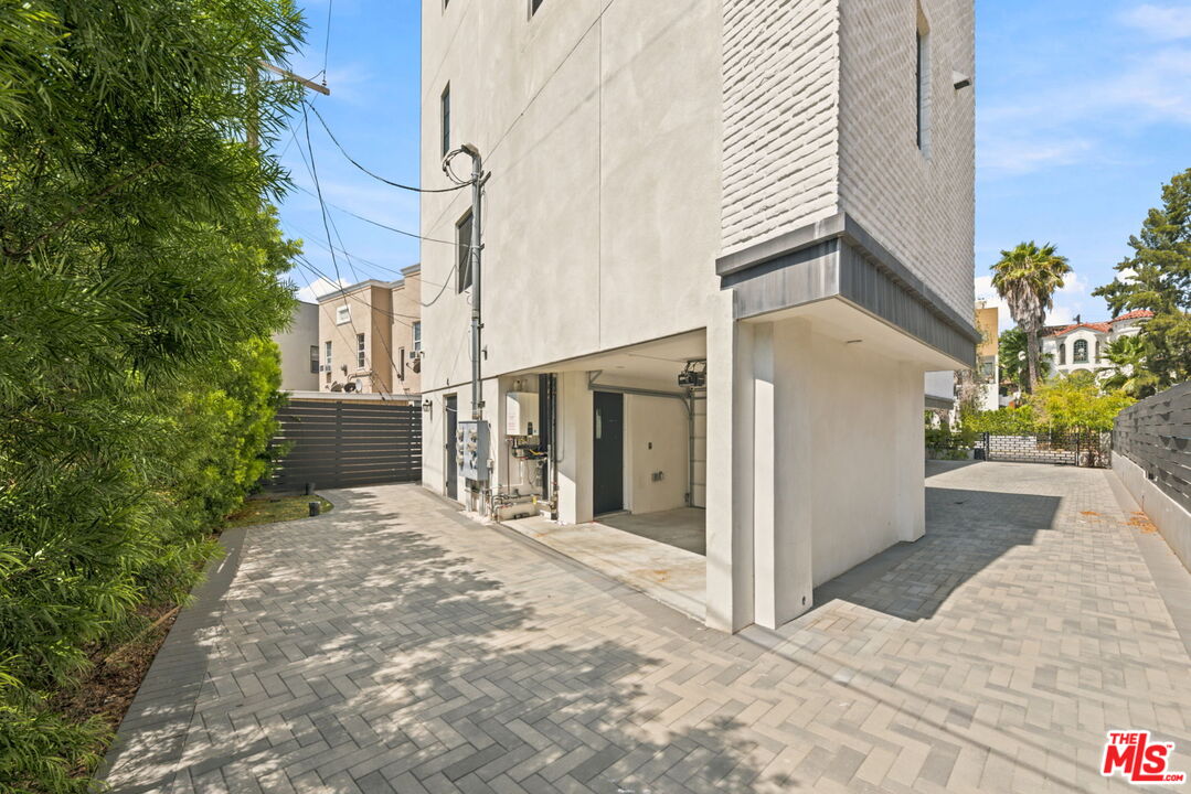 1348 S Burnside Ave