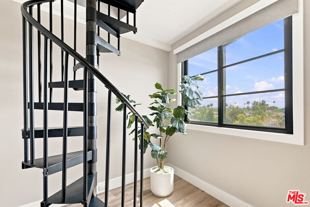 1348 S Burnside Ave