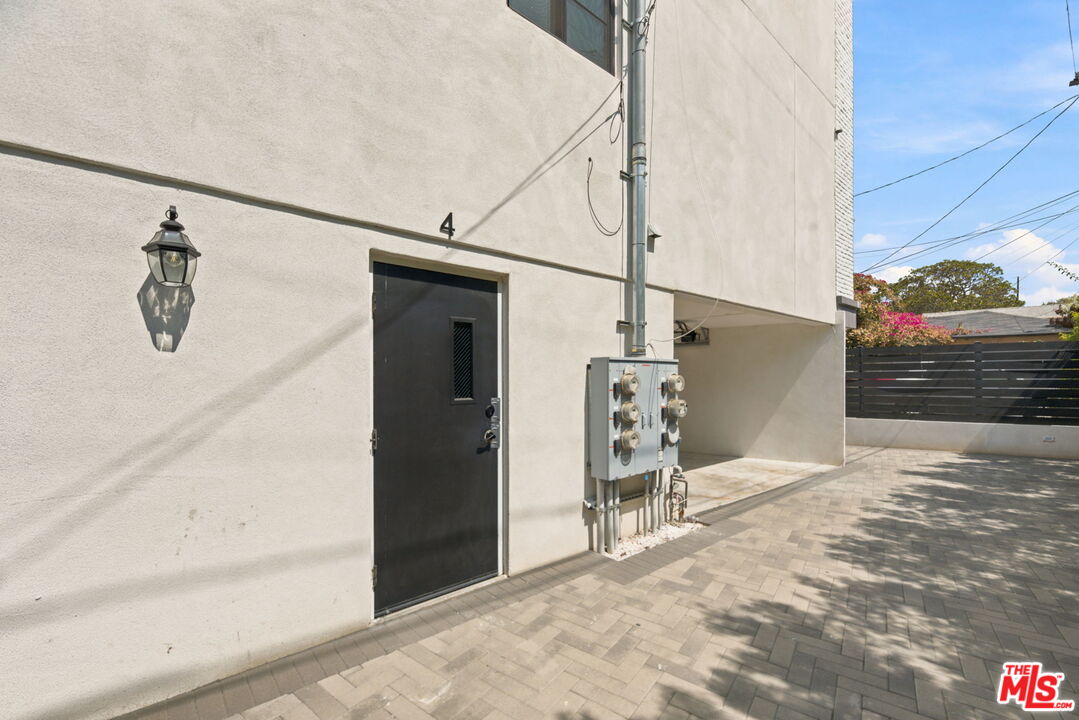 1348 S Burnside Ave