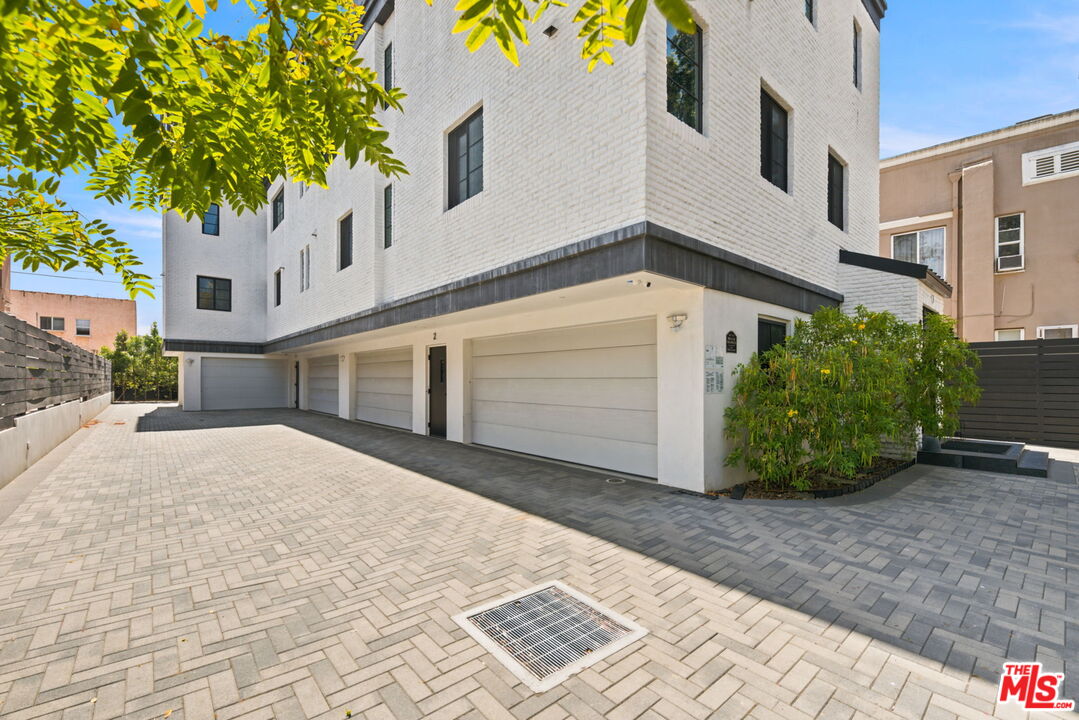 1348 S Burnside Ave