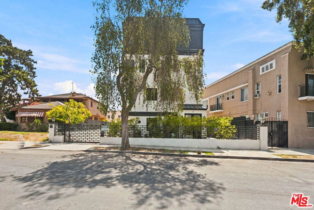1348 S Burnside Ave
