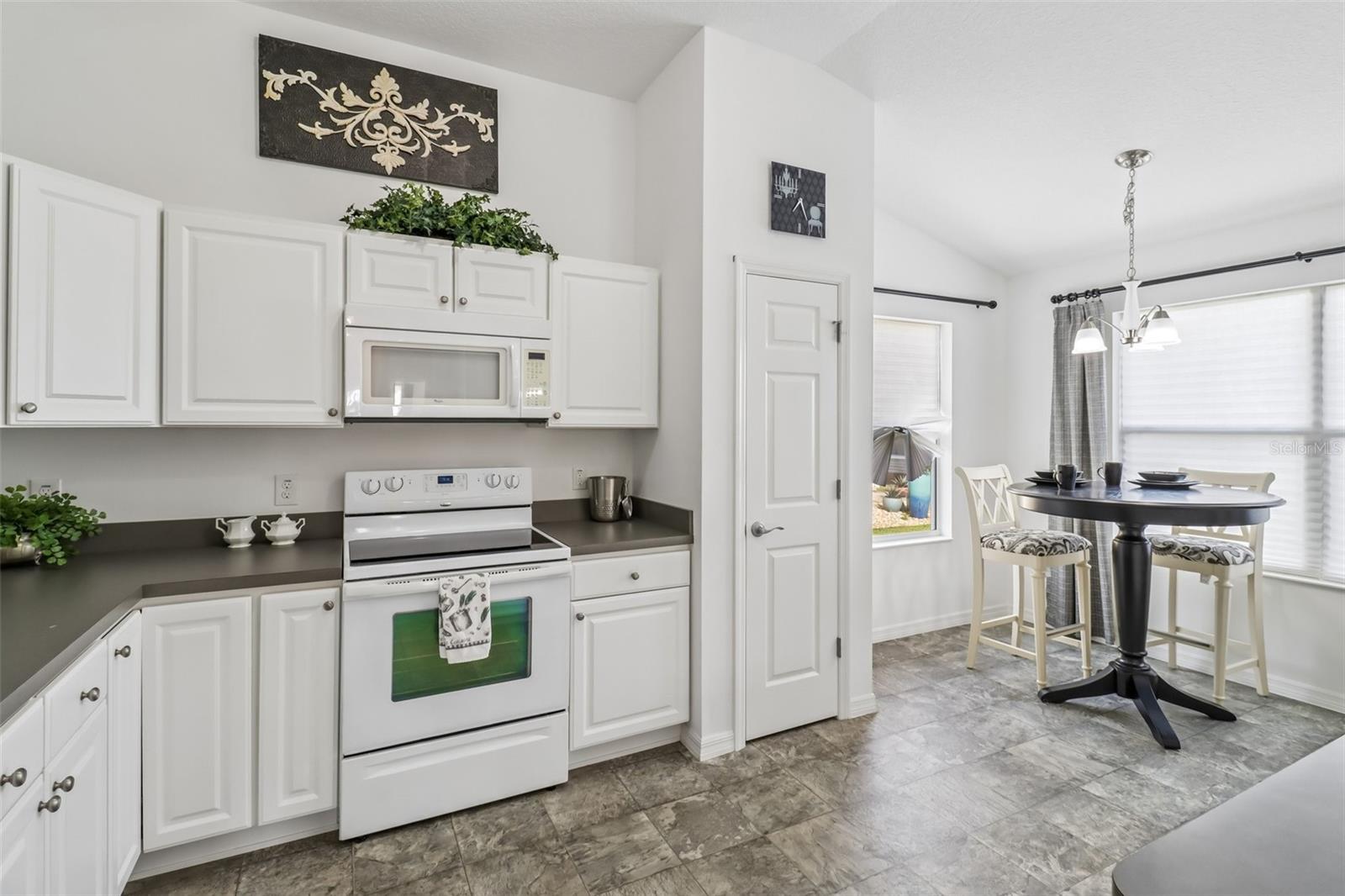 2408 CARRIAGE HILL WAY