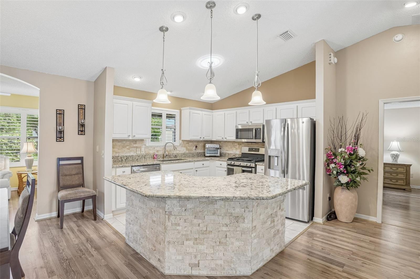 928 EASTMONT CT
