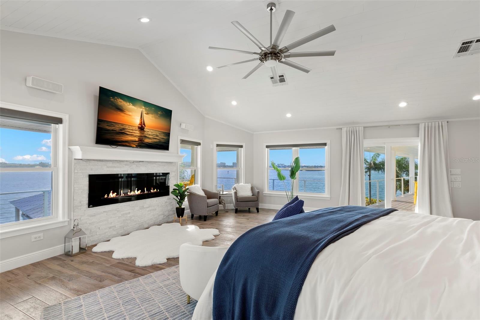 295 BAYSIDE DR