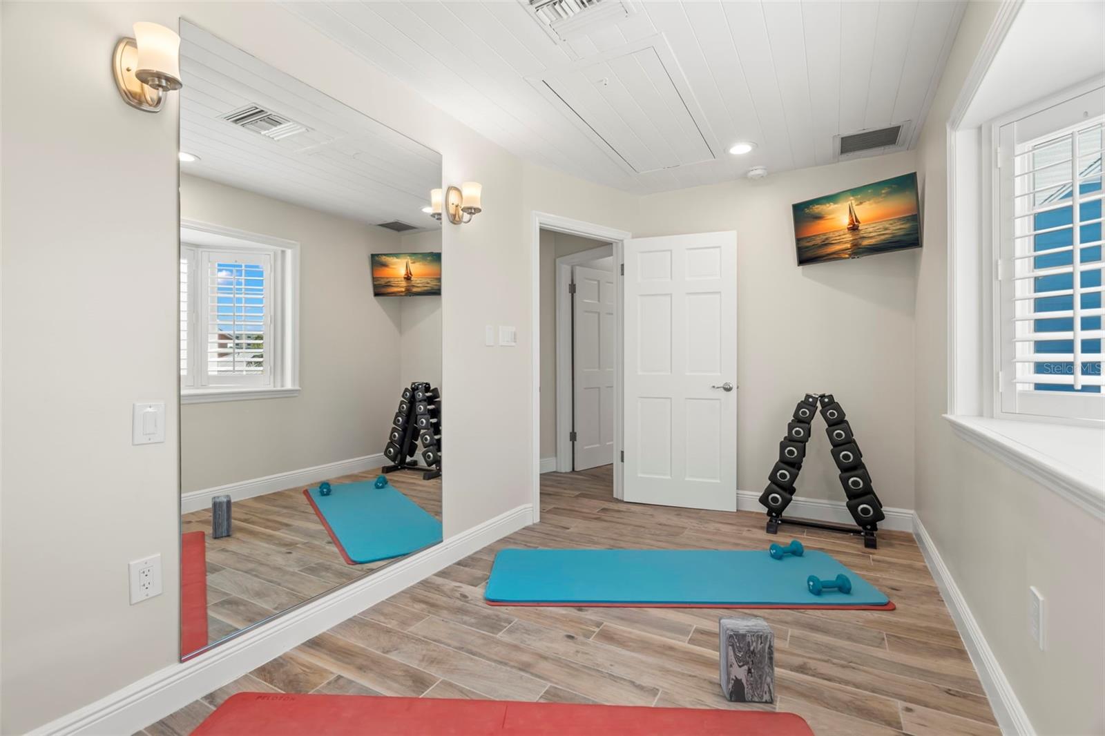 295 BAYSIDE DR