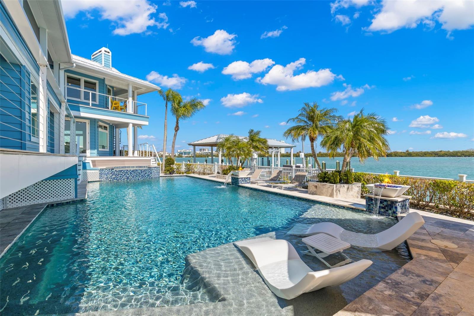 295 BAYSIDE DR