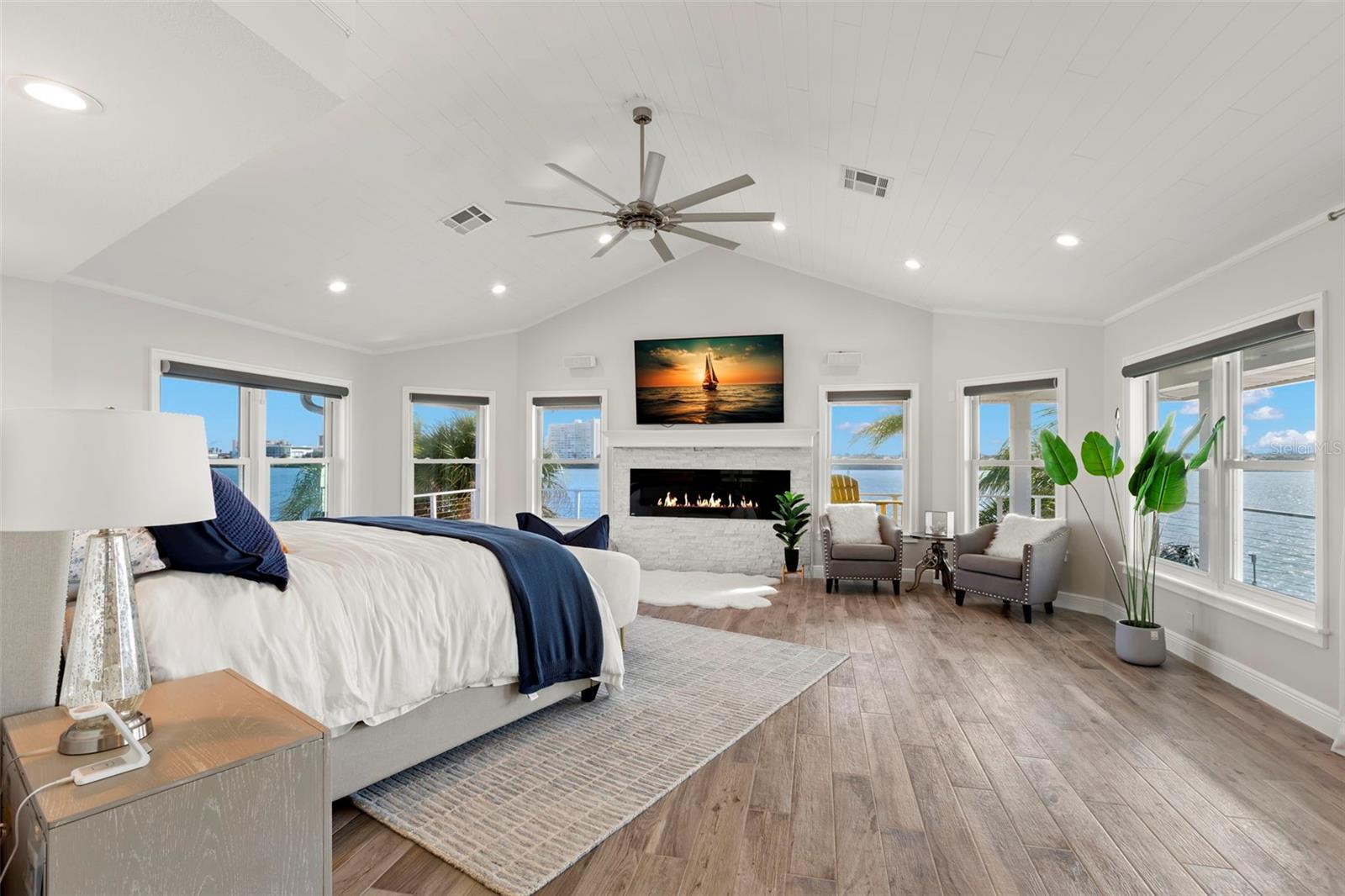 295 BAYSIDE DR