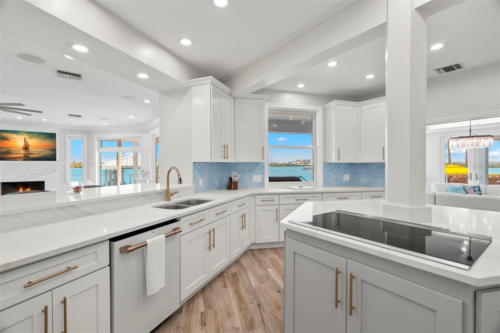 295 BAYSIDE DR
