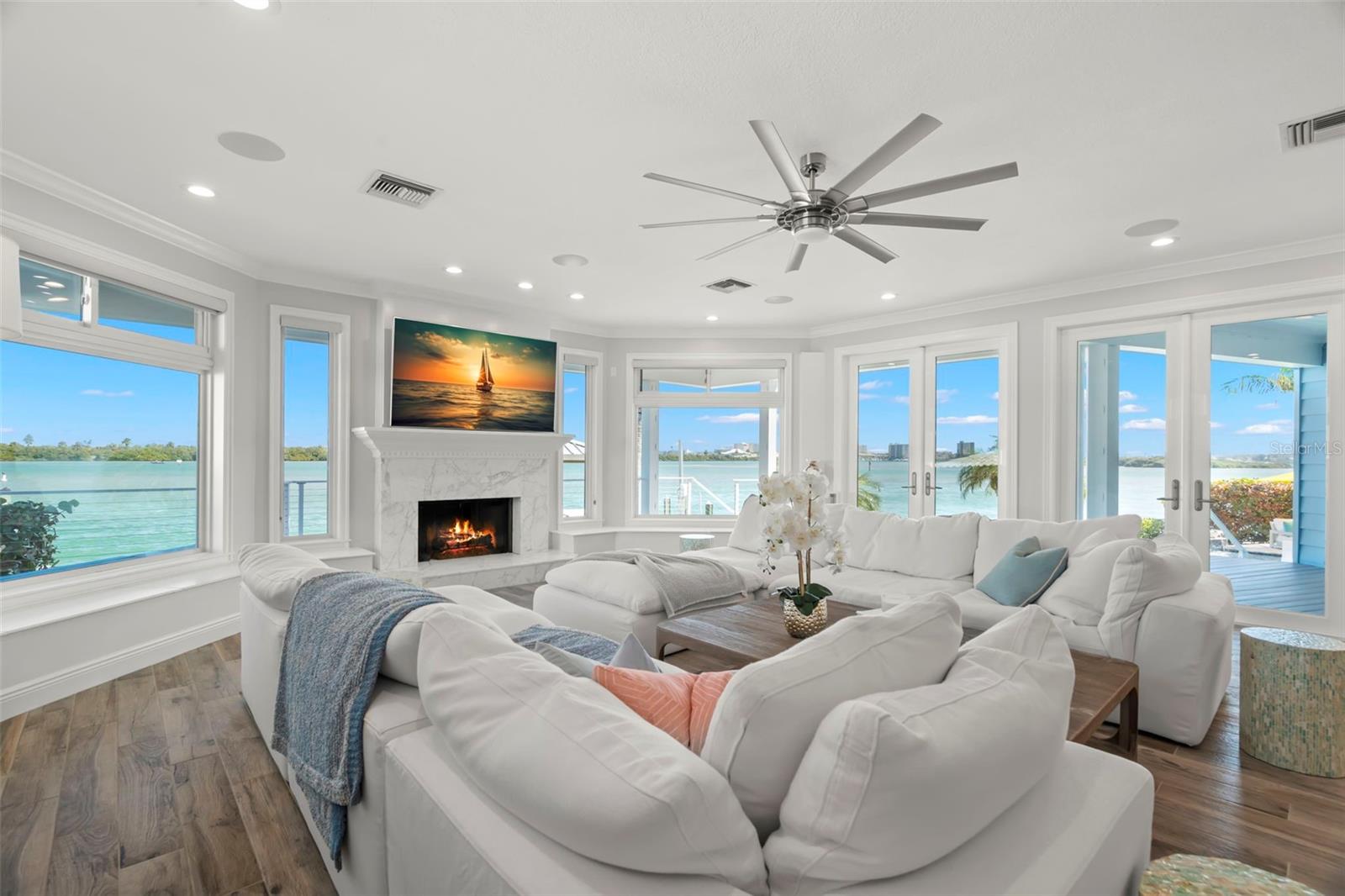 295 BAYSIDE DR