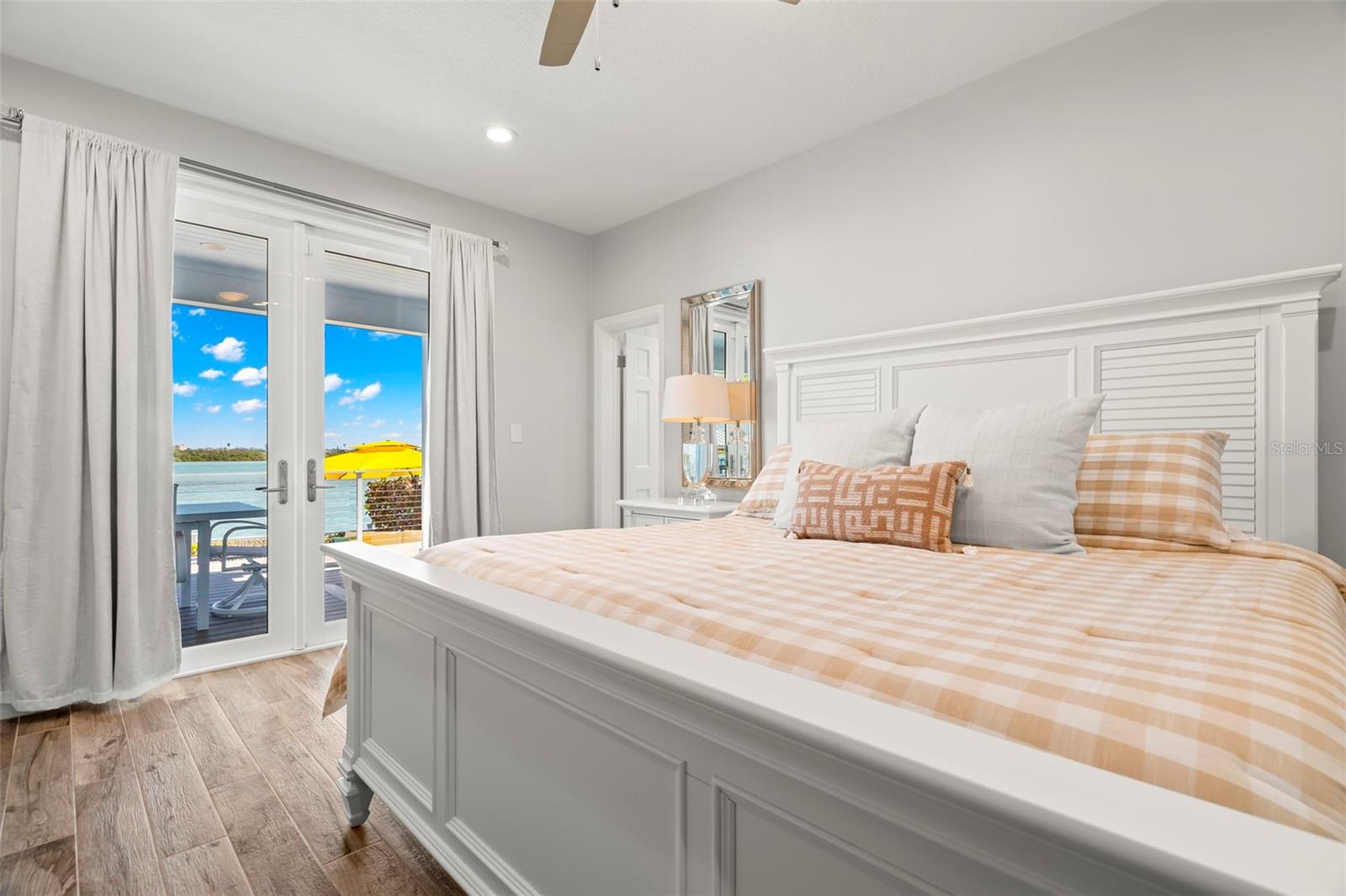 295 BAYSIDE DR